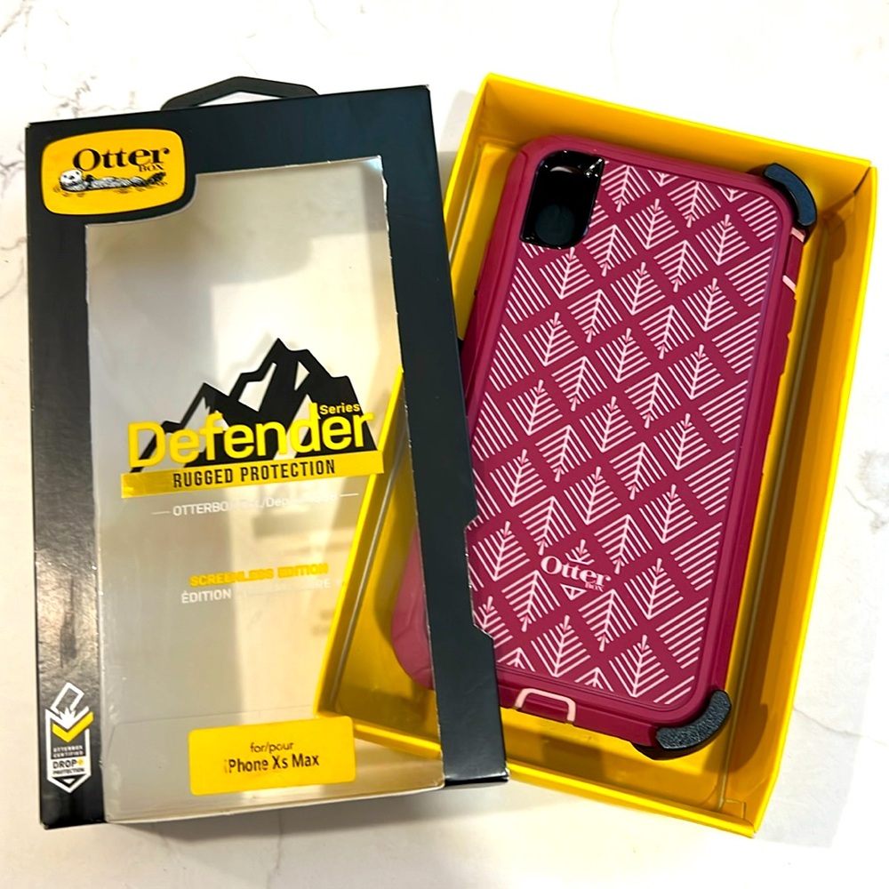 New never used IPhone XS Max Otter box phone protector.